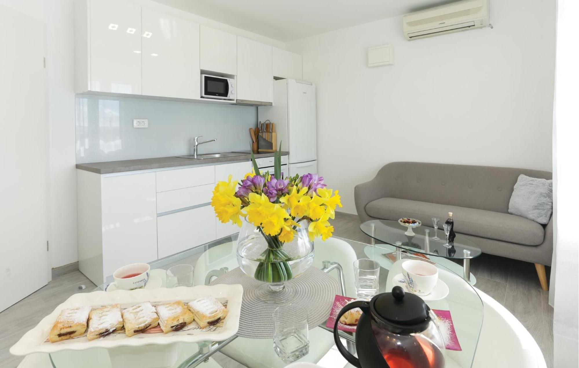 Cozy Apartment In Solin With Kitchen Экстерьер фото